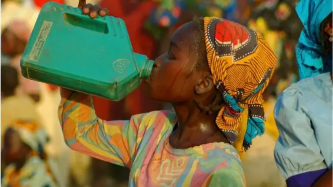 Aworan ọmọdebinrin to n mu omi