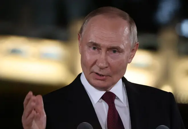 Vladimir Putin durante coletiva de imprensa na China