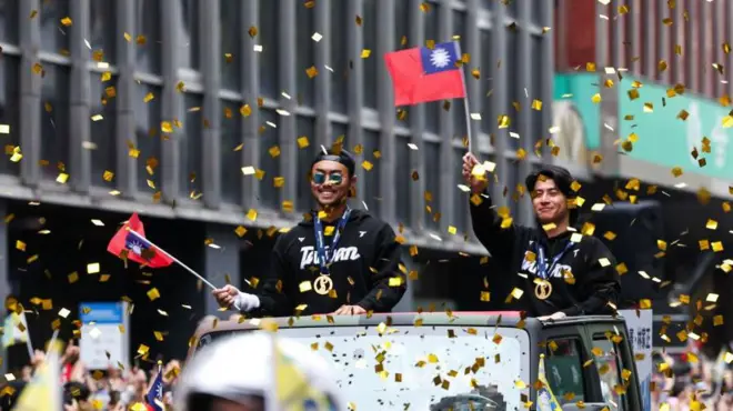 「棒球英雄 台灣尚勇」大遊行26日下午在台北市登場,台灣棒球隊的成員在街上巡遊,並至總統府與總統賴清德與副總統蕭美琴見面。