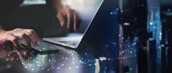 Detalhes de mãos teclando em um laptop com efeitos representando tráfego de informações pela internet