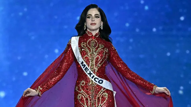 Fátima Bosch en la ceremonia de coronación de Miss Universo. 