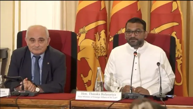 'මම ඔබට සැරයක් කිව්වා. අපිට අපේ විමර්ශනය කරන්න ඉඩ දෙන්න.'