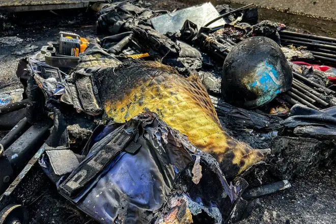 28 Mart'ta Lübnan’ın güneyindeki Jezzine’ye giden yol kenarında, İsrail saldırısında hayatını kaybeden gazetecilere ait ekipmanlar