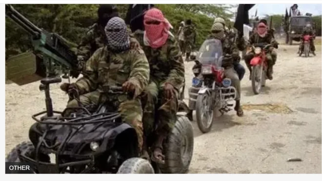 Aworan awọn eeyan to wọ aṣọ ologun, ti wọn bo oju wọn ti wọn si n gun alupupu lóko aṣálẹ̀