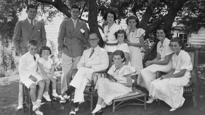 Joseph P. Kennedy y Rose Fitzgerald junto a sus nueve hijos.