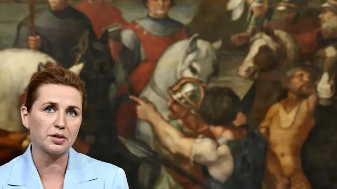 Метте Фредериксен на фоне картины