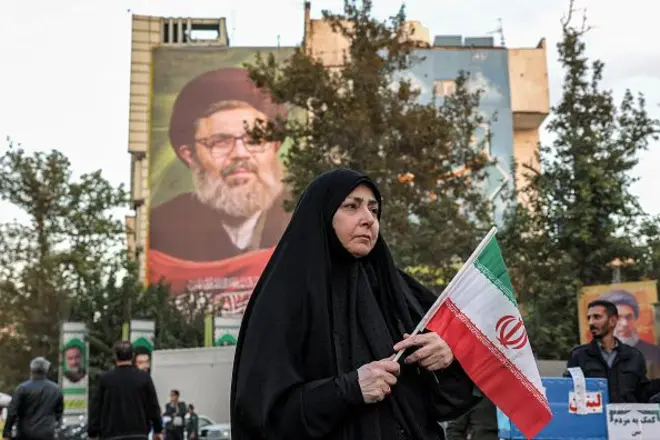 이란 국기를 들고 있는 여성