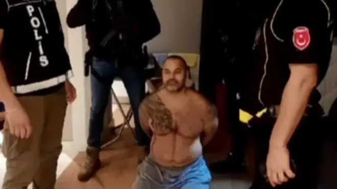 Hakan Reis adını alan Hakan Ayık, bir süredir Türkiye'de Hollandalı eşi ve iki çocuğuyla yaşadığı belirtiliyordu.