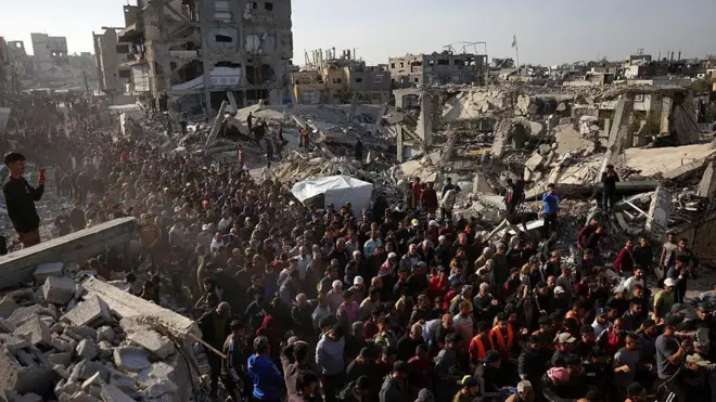 Vista área de protesto em rua destruída de Gaza