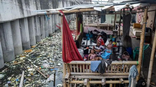 Badan Pusat Statistik (BPS) mencatat dalam rentang waktu sepuluh tahun terakhir jumlah penduduk miskin di Indonesia turun sekitar 3,06 juta orang menjadi 25,22 juta orang pada Maret 2024 atau menurun 2,22 persen dibandingkan Maret 2014 yang berjumlah 28,28 juta orang.