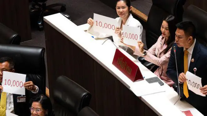 สส. เพื่อไทยพร้อมใจชูป้ายกระดาษ เพื่อสนับสนุนนโยบายแจกเงินดิจิทัล 10,000 บาท ในระหว่างการประชุมสภาเพื่อพิจารณาร่าง พ.ร.บ.งบประมาณรายจ่ายเพิ่มเติมปี 2567 
