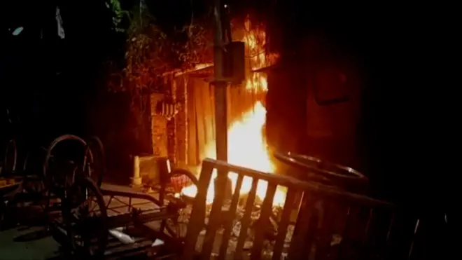 রামনবমীর মিছিলকে কেন্দ্র করে পশ্চিমবঙ্গে অন্তত তিন জায়গায় সাম্প্রদায়িক সংঘর্ষ হয়েছে