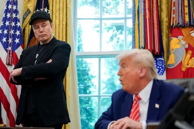 Маск неодобрительно смотрит на Трампа