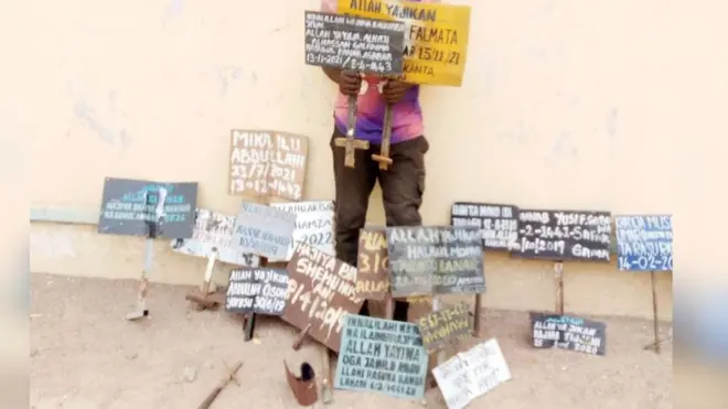 Di alleged thief with di signboards