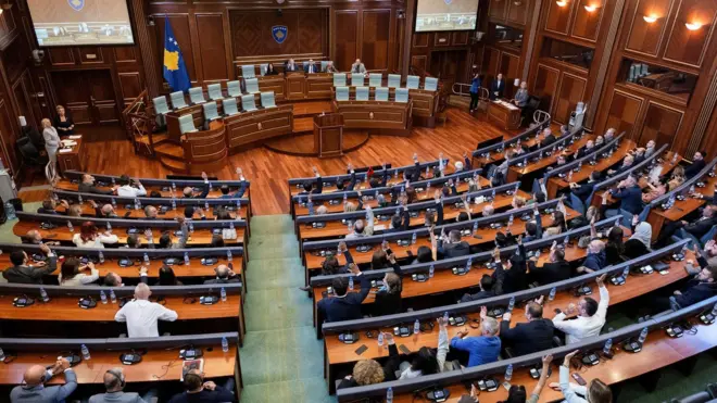 Sala Skupštine Kosova sa poslanicima
