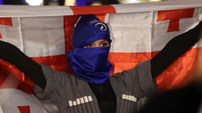 Танцовщица на проевропейском протесте в Тбилиси с флагом Грузии. 21 декабря 2024 года 