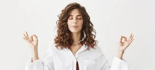 Дівчина медитує