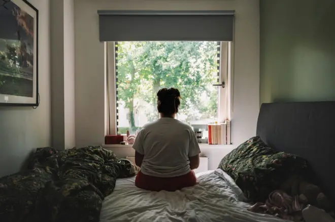 Mulher solitária em quarto