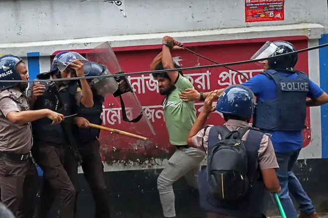 মঙ্গলবার ঢাকা আলিয়া মাদ্রাসায় ছাত্রদল ও শিবিরের মধ্যে সংঘর্ষের ঘটনা ঘটে