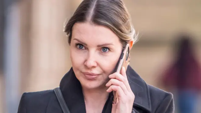 Keri Peg telefoniira