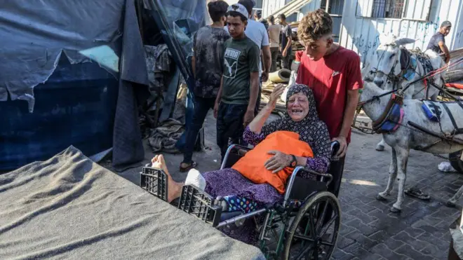 Deyr el Balah bölgesine sığınan binlerce kişi tıbbi yardım almaya çalışıyor.