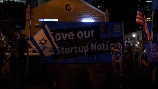 لافتة لمتظاهرين كتب عليه عبارة "أنقذوا دولة الشركات الناشئة"