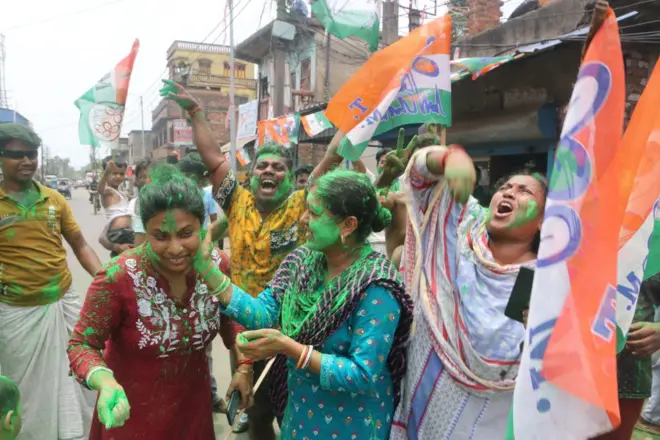 জয়ের খবরে তৃনমূল কংগ্রেস কর্মীদের উদযাপন