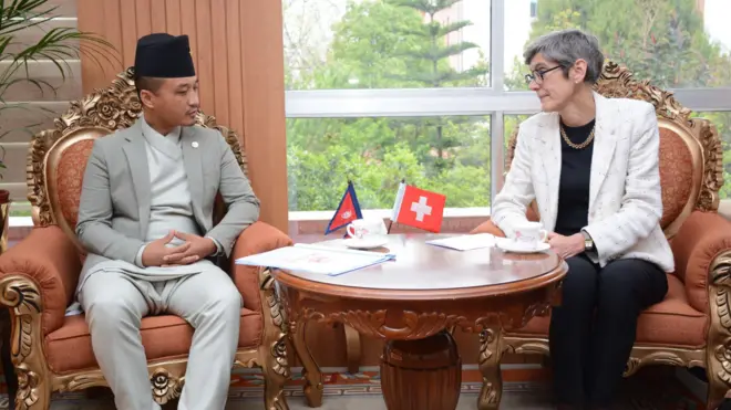 स्विस राजदूतसँग गृहमन्त्री गुरुङ