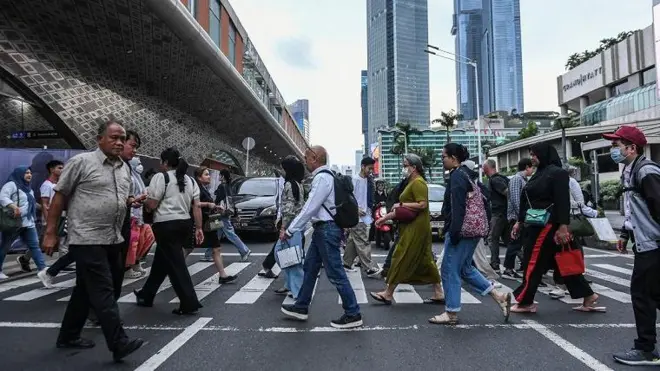 Sejumlah pekerja berjalan di fasilitas penyeberangan di kawasan Bundaran HI, Jakarta, Rabu (11/12/2024).