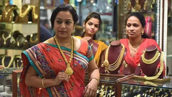 ਸੋਨੇ ਦੇ ਗਹਿਣੇ ਖਰੀਦ ਰਹੀ ਮਹਿਲਾ ਦੀ ਸੰਕੇਤਕ ਤਸਵੀਰ