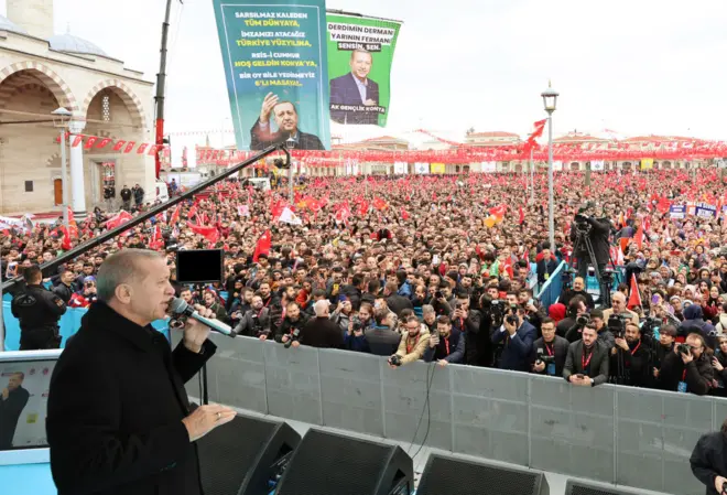 Konya BÃ¼yÃ¼kÅŸehir Belediyesi'ne baÄŸlÄ± barÄ±naktaki kÃ¶pek katliamÄ±na deÄŸinen ErdoÄŸan â€œBelediyemizin hayvan barÄ±naÄŸÄ±nda, orada gÃ¶revli iki vicdansÄ±zÄ±n sebep olduÄŸu gÃ¶rÃ¼ntÃ¼leri ne yazÄ±k ki biz de Ã¼zÃ¼ntÃ¼yle takip ettik. HaklarÄ±nda hemen adli ve idari takibat baÅŸlatÄ±lan sorumlular tutuklanmÄ±ÅŸ, bir daha benzeri gÃ¶rÃ¼ntÃ¼lerin yaÅŸanmamasÄ± iÃ§in gereken tedbirler alÄ±nmÄ±ÅŸtÄ±râ€ dedi.