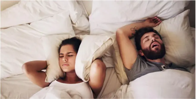 గురకపెడుతున్న వ్యక్తి