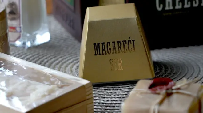 pakovanje magarećeg sira u maloj žutoj kutiji