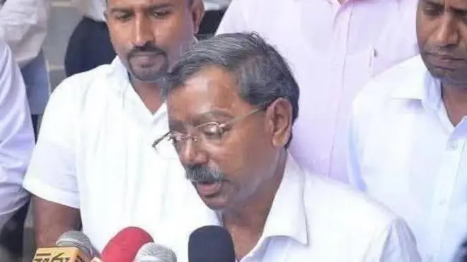 "මම තනි ඇහෙන් වැඩ කරන්නේ. නමුත් මම ඇස් හයක් තියෙනවා කියලා හිතේ තියාගෙන වැඩ කරන්නේ."