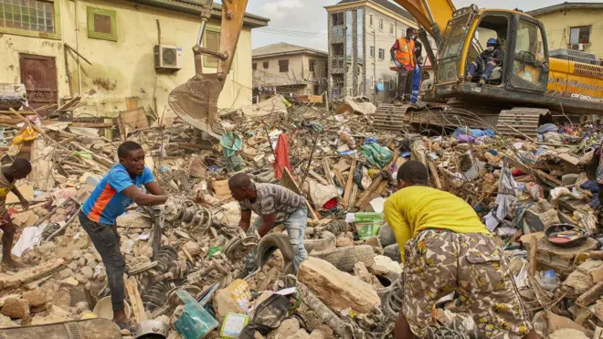 Awọn eeyan to n gbiyanju lati doola awọn to ha sabẹ ile to wo l'Eko lọdun 2022.