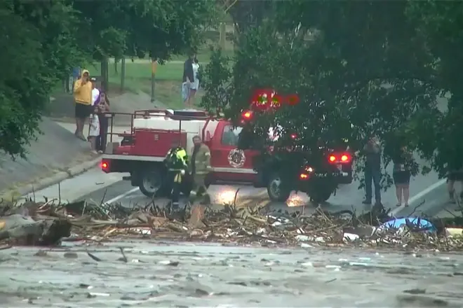 Primeiros socorristas avaliam a elevação das águas da enchente do Rio Guadalupe em Kerr, no Texas