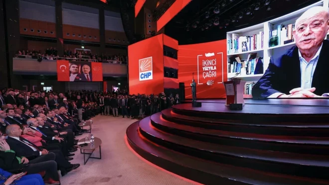 CHP Genel Başkanı Kemal Kılıçdaroğlu’nun “siyaset üstü beyin takımı” dediği 70 kişilik uzman ekibinden bazıları da toplantıda tanıtıldı.