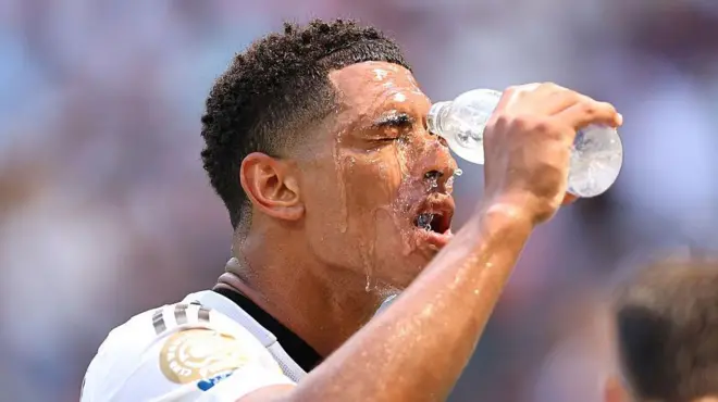 Jude Bellingham, do Real Madri, joga água sobre o rosto durante o Mundial de Clubes 2025, nos Estados Unidos