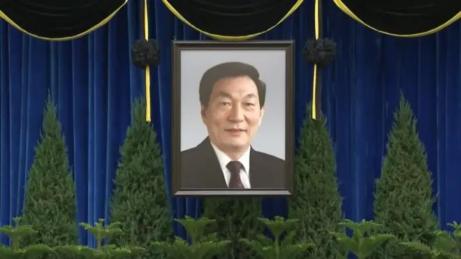 北京八寶山公墓靈堂內懸掛的朱鎔基遺照（18/8/2026）