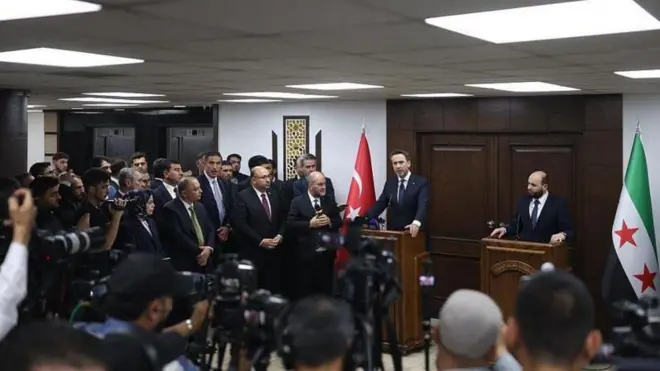 وزير الطاقة والموارد الطبيعية التركي بيرقدار مع نظيره السوري محمد البشير في دمشق