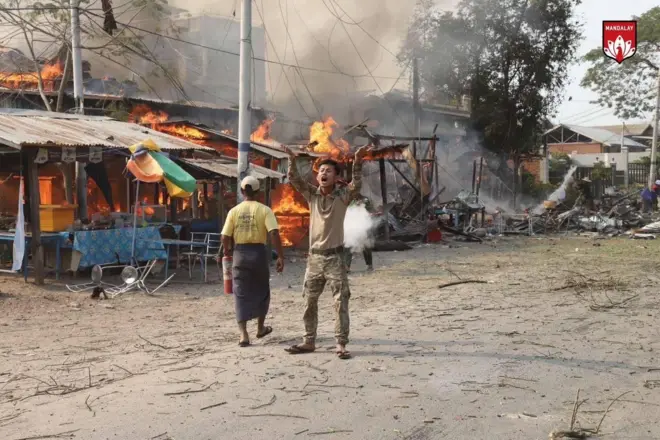 လေကြောင်းတိုက်ခိုက်ခံခဲ့ရတဲ့ စဉ့်ကူးမြို့ထဲက လက်ပံလှရွာမြင်ကွင်းလို့ MDY-PDF ထုတ်ပြန်ထားတဲ့ပုံ