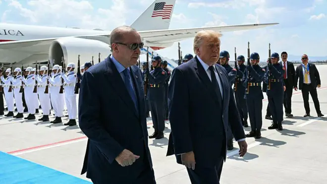 Erdoğan, Trump'ı havaalanında karşıladı, arkada uçak ve tören askerleri görülüyor