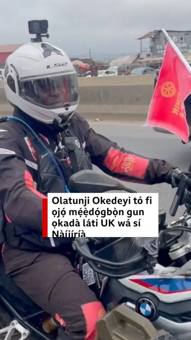 Olatunji Okedeyi wa lori alupupu rẹ, o wọ asọ dudu alamutan lati oke delẹ, o si de akẹtẹ sori