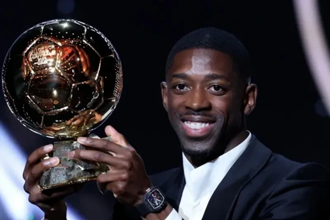 ኡስማን ደምበሌ የባለንዶር ዋንጫ ሲያነሳ