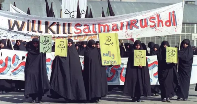 Bannaan bax looga soo horjeeday Rushdi