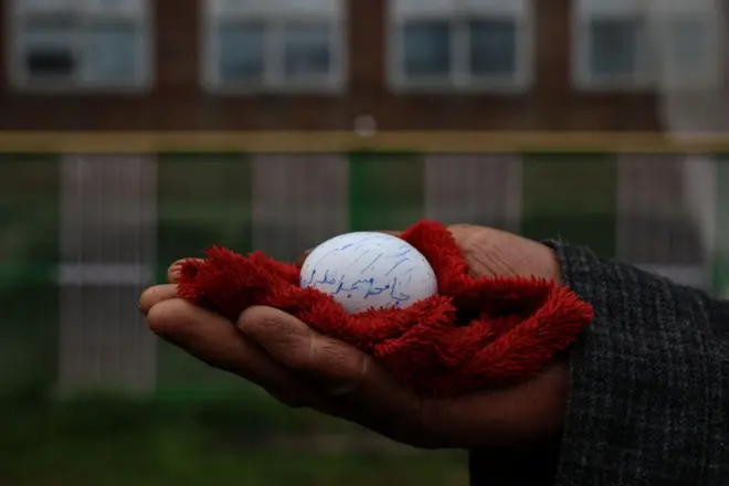 এই ডিমটিই নিলামে তুলে সওয়া দুই লাখ ভারতীয় টাকা সংগ্রহ করেছে মসজিদ কমিটি