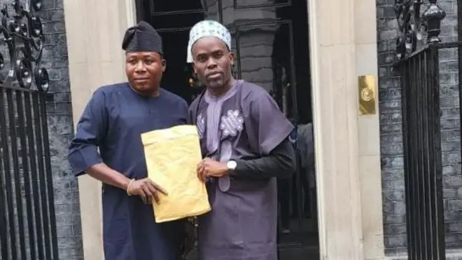 Aworan Sunday Igboho ati Olayomi Koiki pẹlu iwe naa ni UK.