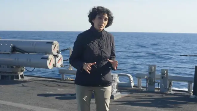 미국 해군 군함 USS 바탄에 탑승한 BBC 기자