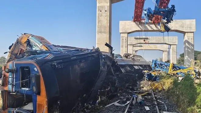 обломки поезда, сошедшего с рельсов после падения строительного крана