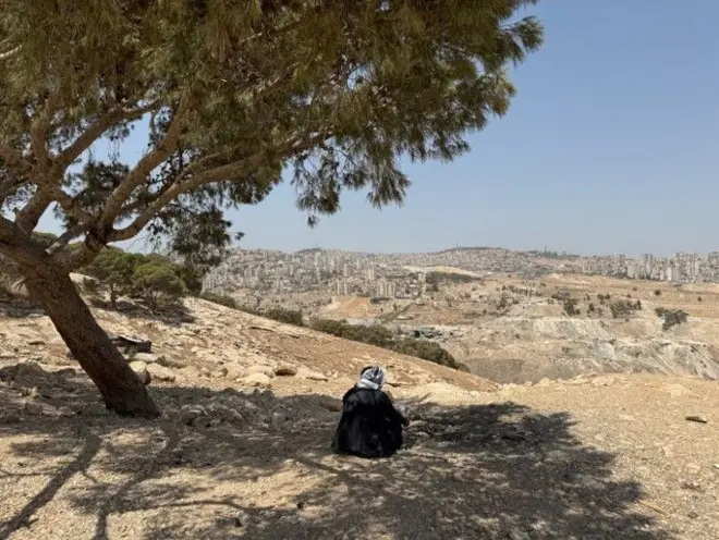 ابوعماد الجهالین روی تپه‌ای مشرف به بیت‌المقدس نشسته است
